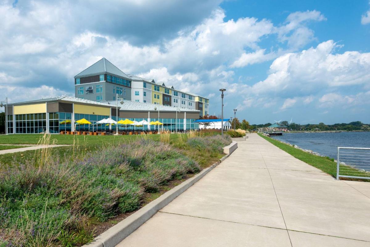 41 Lakefront Hotel, Trademark Collection by Wyndham - Housity