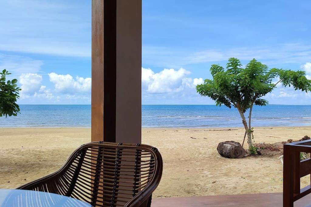 Private beachfront villa - Housity