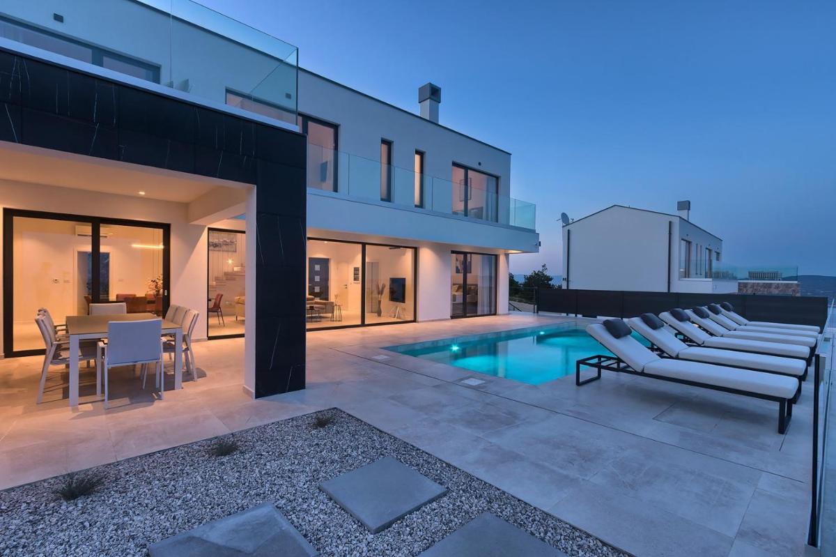 Villa Ultima with sea view, private pool, jacuzzi, gym and sauna - Housity