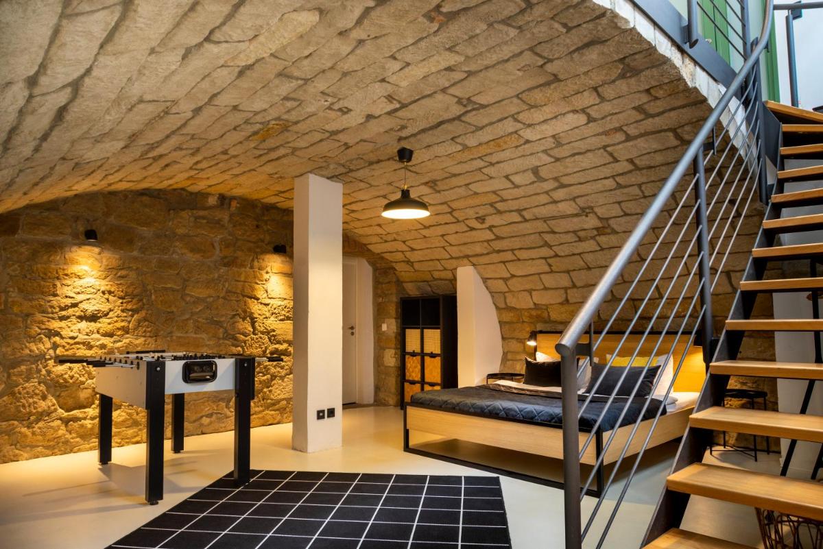 Modernes Loft mit Sandstein-Gewölbe im Zentrum - Housity