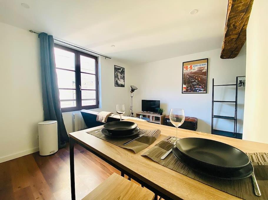 Aux pieds du Vieux-Mans : T2 style industriel 24h - Housity