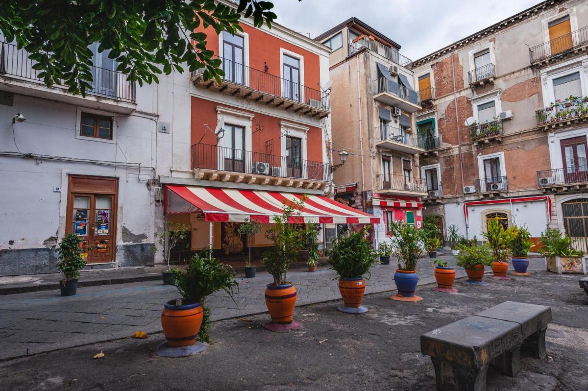 Ursino apartment with balcony by Wonderful Italy - Housity