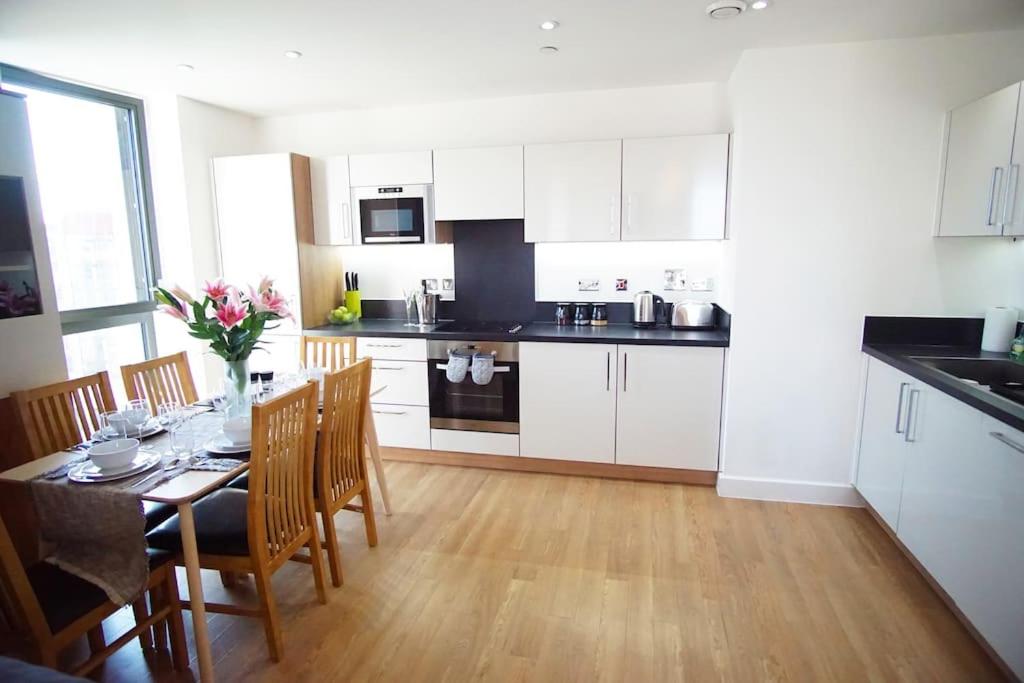 City Airport, Excel Centre, 2 Bed Flat - Housity