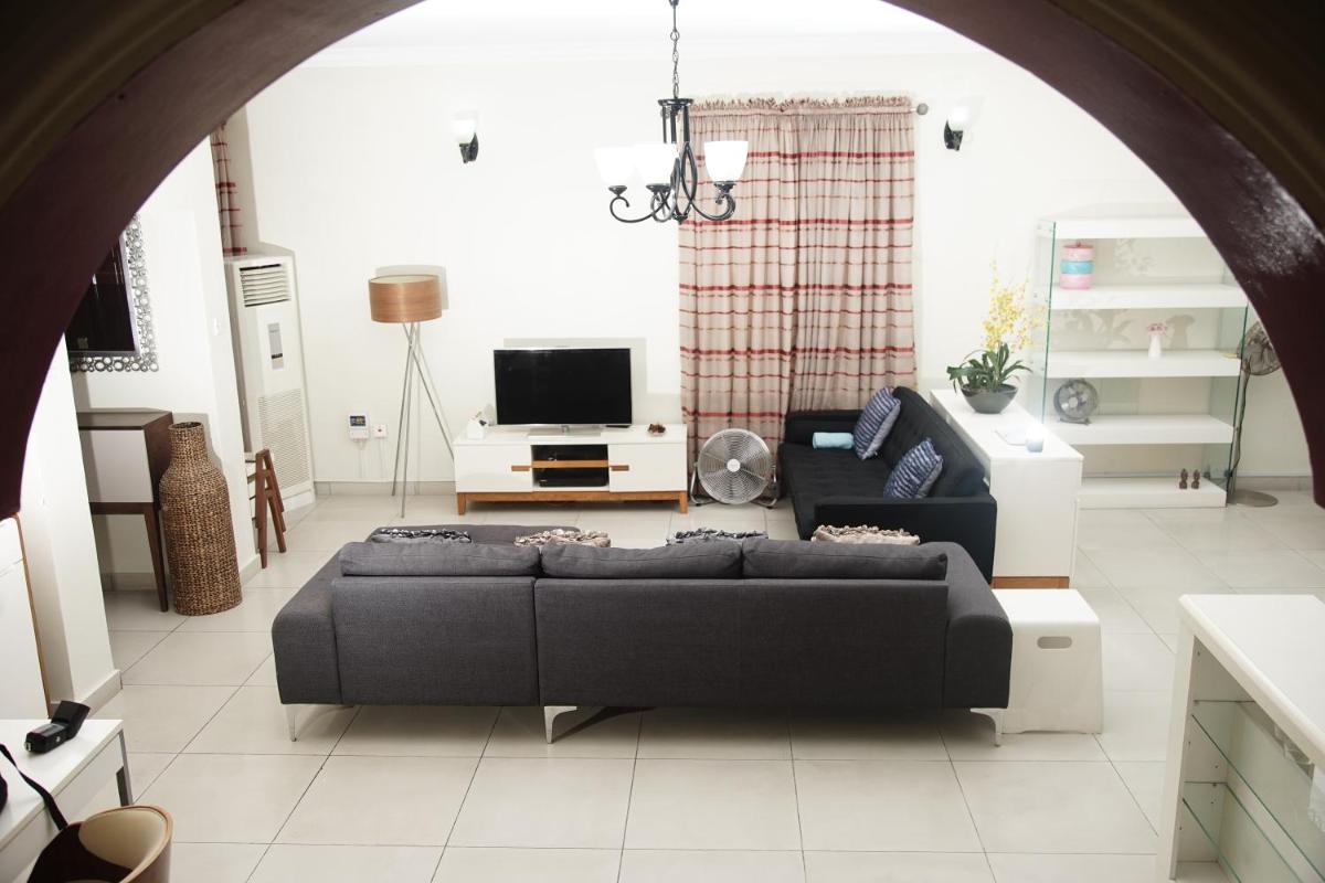 Luxury 2 bed/2 lounges house & a pool in Oniru, VI - Housity
