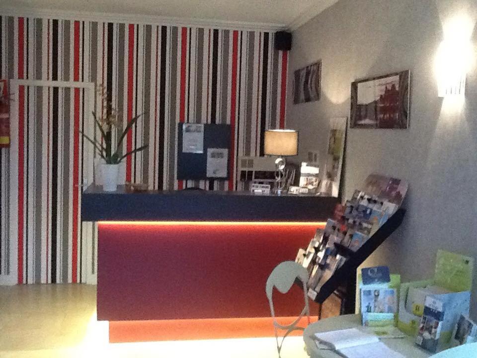Télévision ou salle de divertissement dans l'établissement Logis Hotel Le Nuage