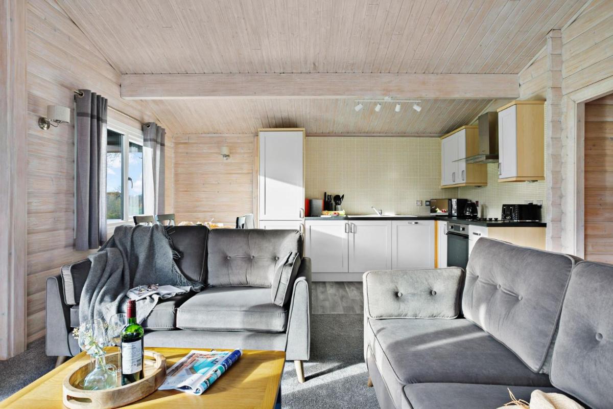 Chestnut, 6 Fingle Glen Lodges - Housity