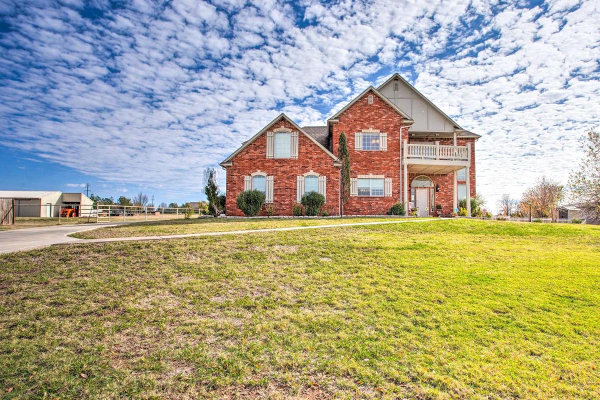Oklahoma Country Estate on 2 Acres with Pool! - Housity