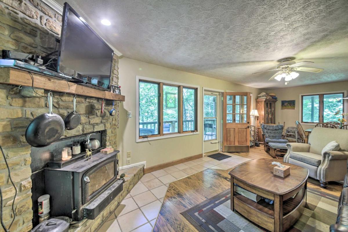 Charming and Secluded Riverside Cabin and 3 Decks - Housity