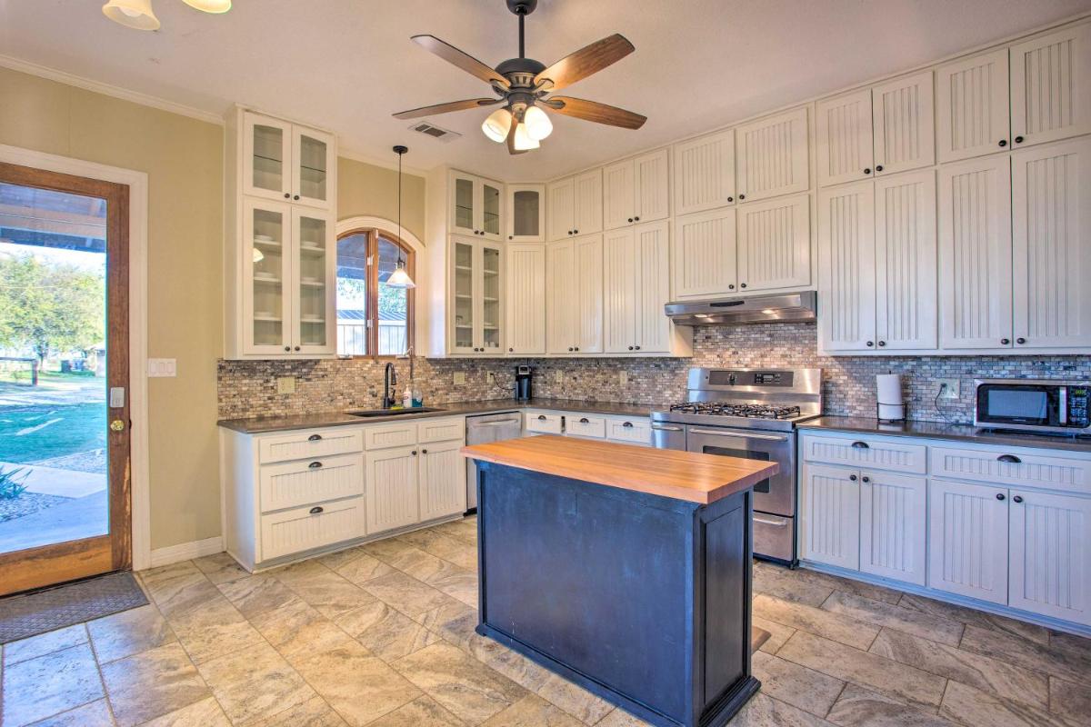 Charming Gainesville Retreat with Barn and Grill! - Housity