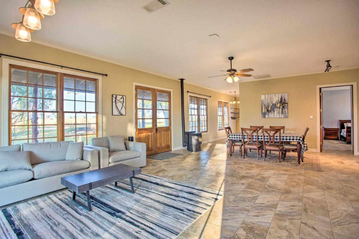 Charming Gainesville Retreat with Barn and Grill! - Housity