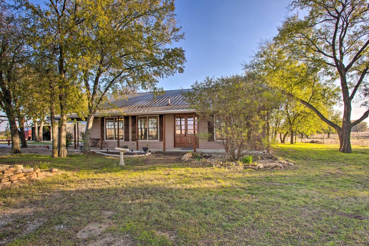 Charming Gainesville Retreat with Barn and Grill! - Housity
