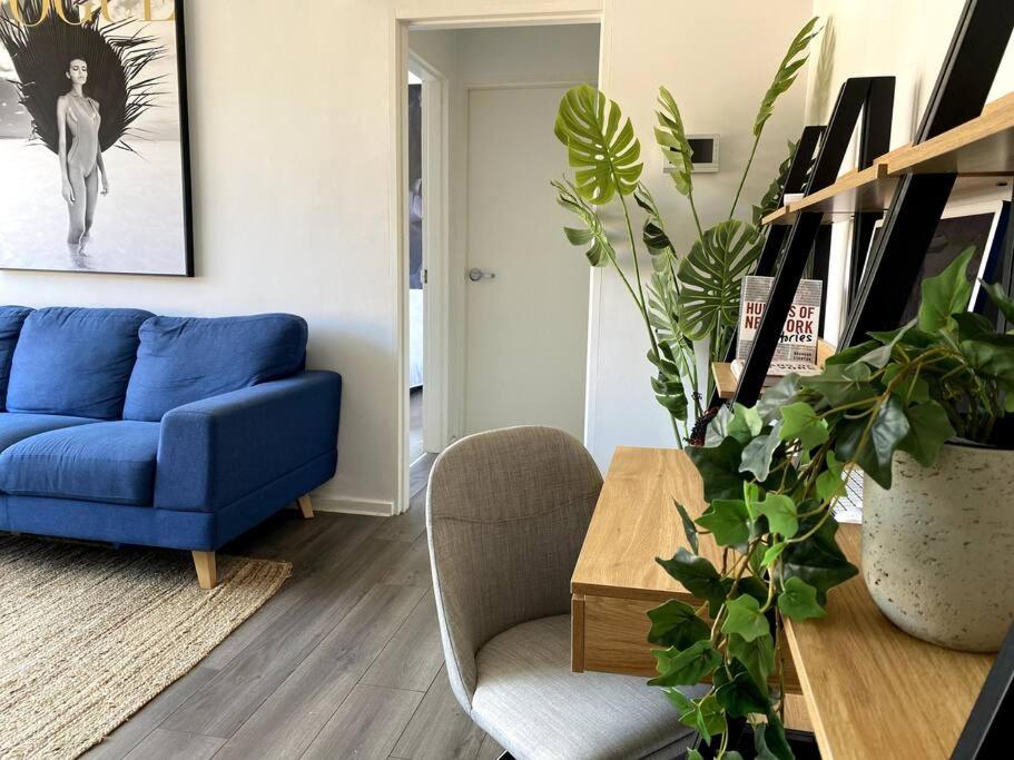 Condo Moments to Elwood Beach and Village - Housity