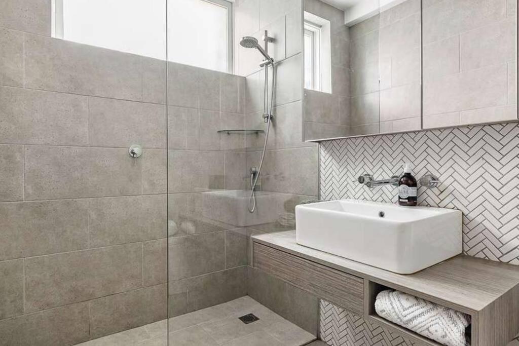 Suitetrails - Condo Moments to Elwood Beach and Village