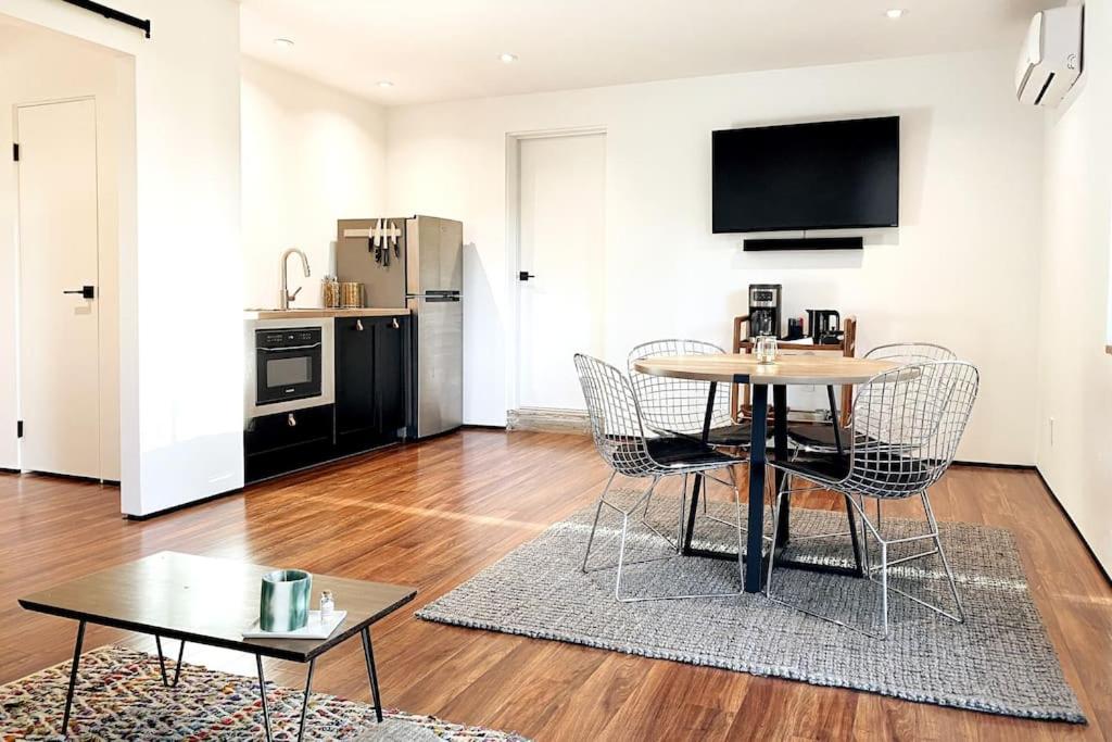 The Meiners Daughter - Beautiful Modernist 1 Bed - Housity