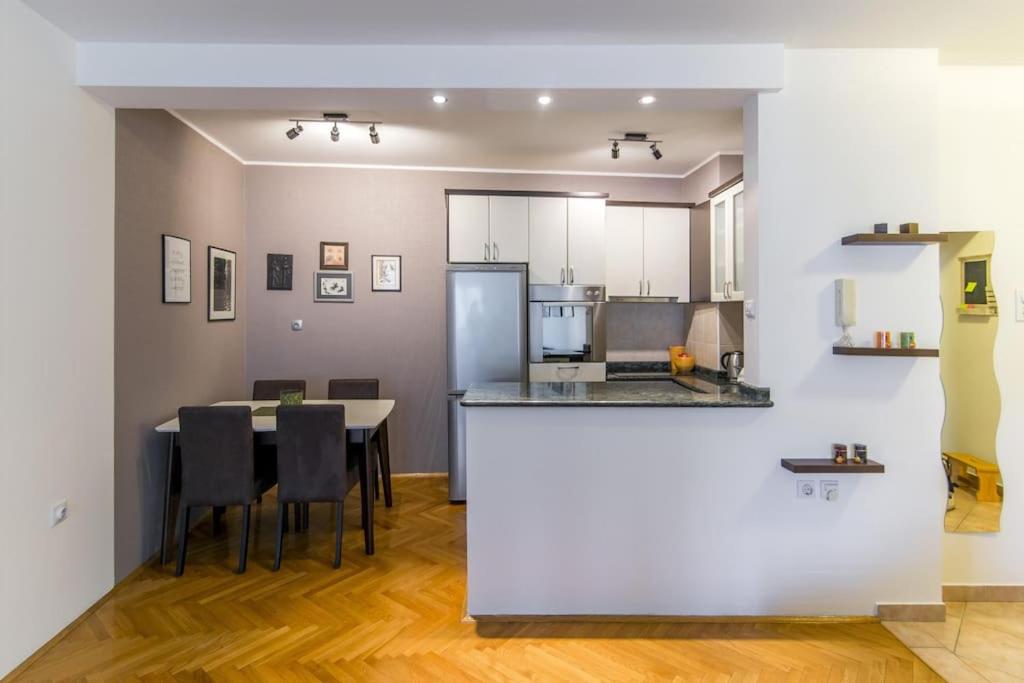 Modern Living Apts - Botanica - PRIVATE PARKING - Housity