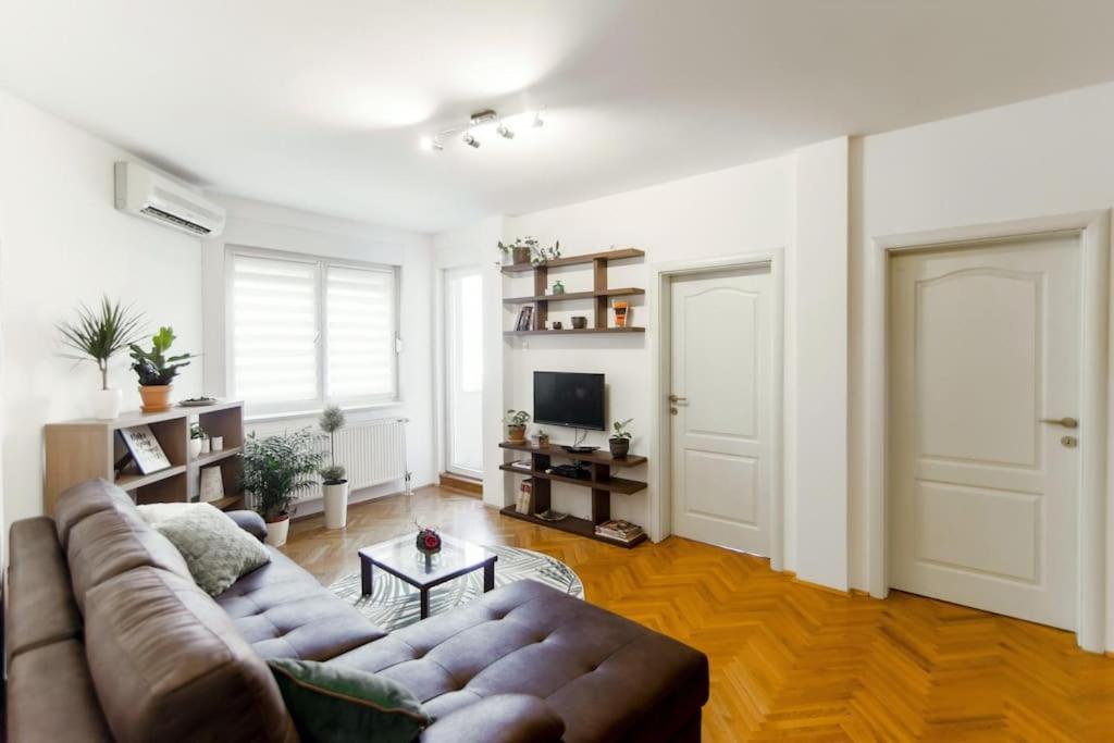 Modern Living Apts - Botanica - PRIVATE PARKING - Housity
