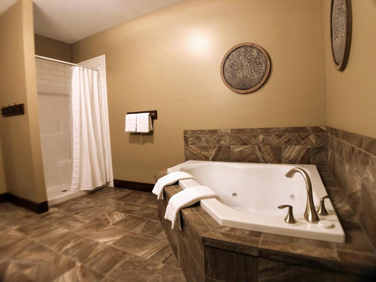 Sojourner's Lodge & Log Cabin Suites - Housity