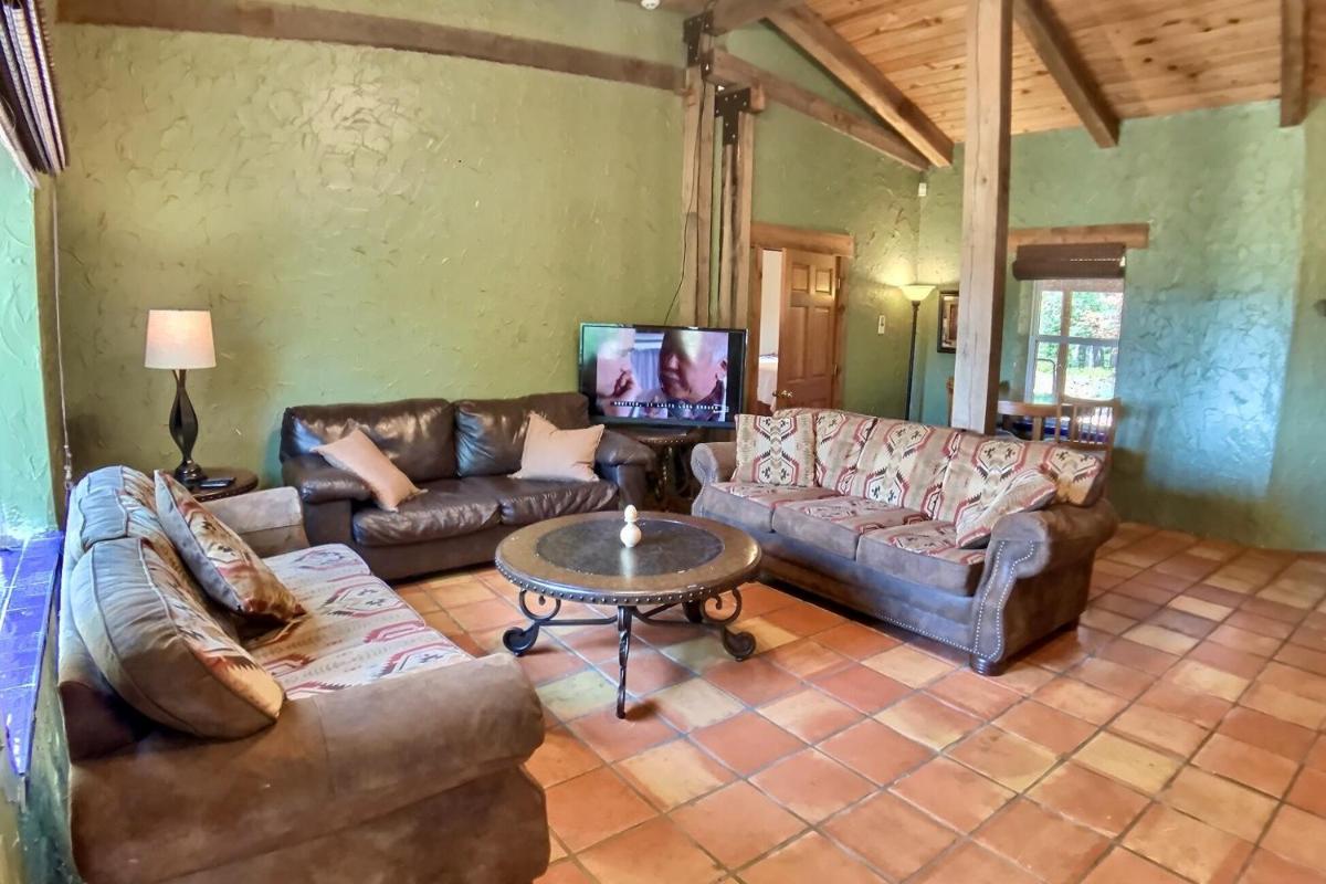 Stone Wall Mountain - Housity