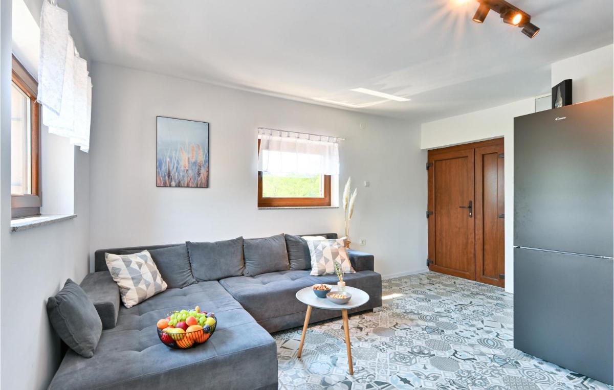 2 Bedroom Cozy Home In Kobasicari - Housity