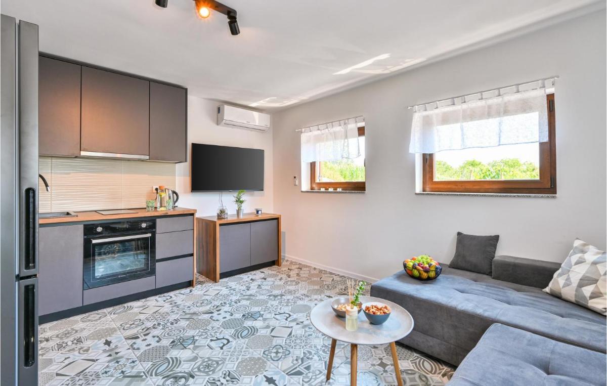 2 Bedroom Cozy Home In Kobasicari - Housity