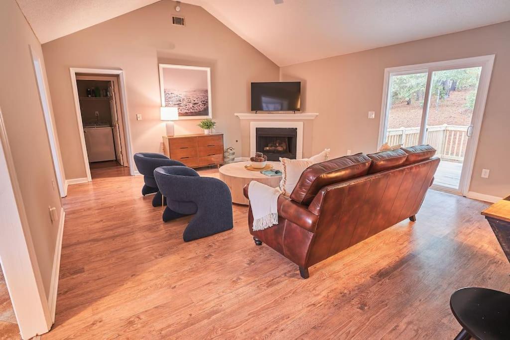 *Sugar Pine Cottage*-WiFi/Netflix/Parking/Games - Housity
