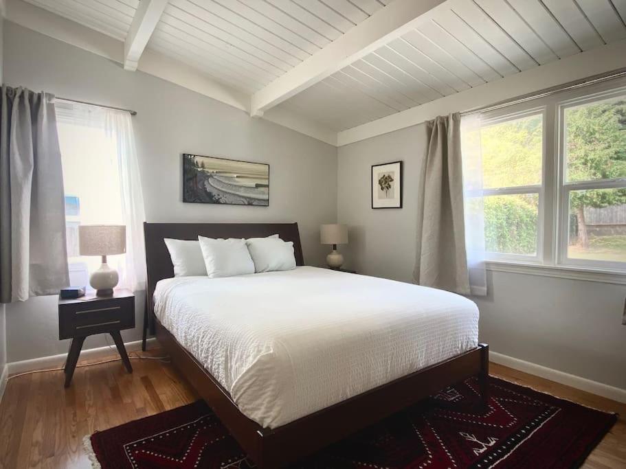 Newly Renovated Arcata Sunny Mid-Century Gem - Housity