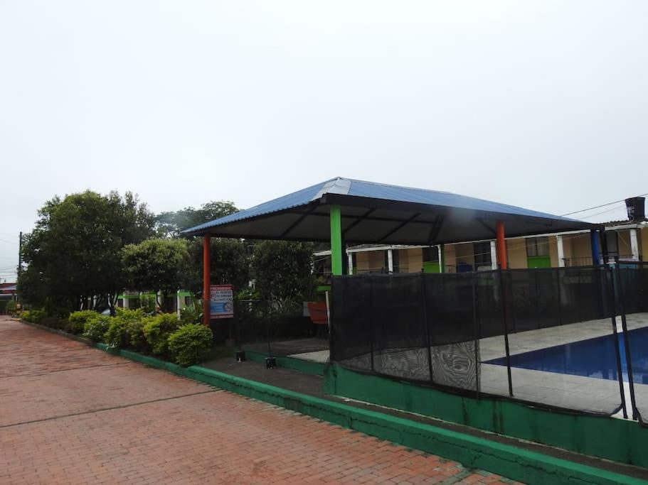 Agradable casa en conjunto cerrado - Housity