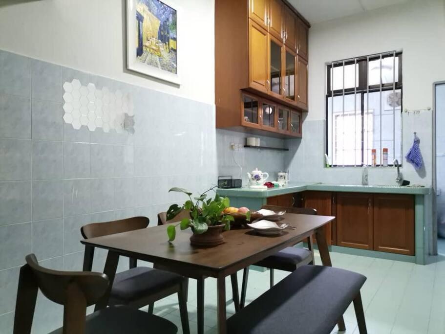 UIA Younee Kuantan Homestay 3R2B 9pax 5 min to town - Housity