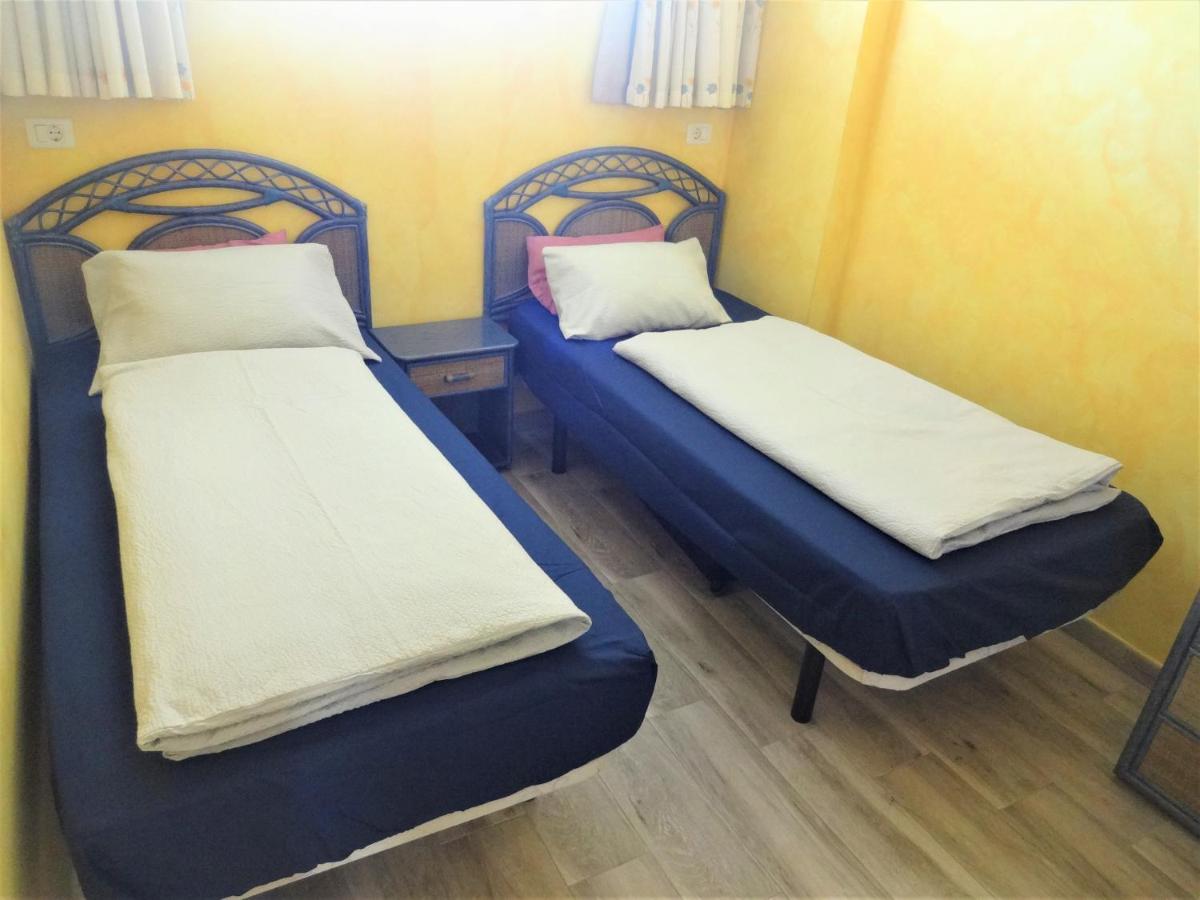 apartment with a large south-facing balcony, sea view and WIFI in Las Americas center - Housity