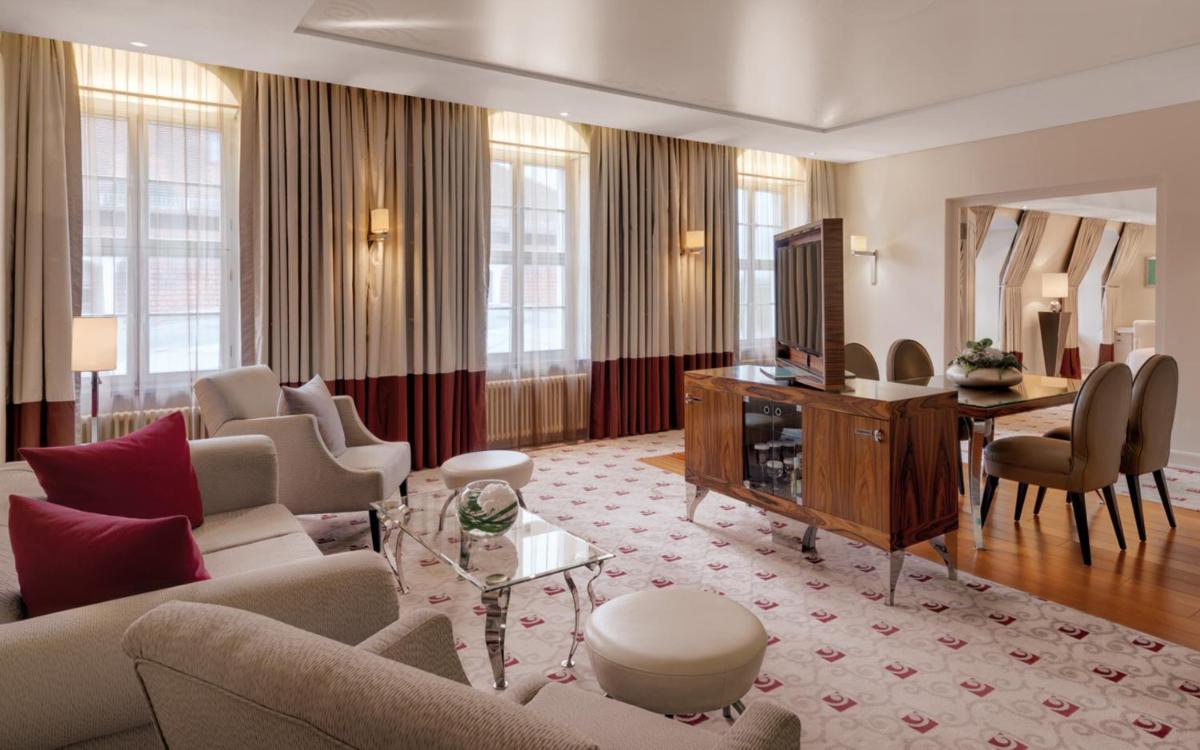 ein Wohnzimmer mit Sofas, einem TV und einem Tisch in der Unterkunft Bilderberg Bellevue Hotel Dresden in Dresden + 37 Fotos ein Wohnzimmer mit Sofas, einem TV und einem Tisch in der Unterkunft Bilderberg Bellevue Hotel Dresden in Dresden + 37 Fotos