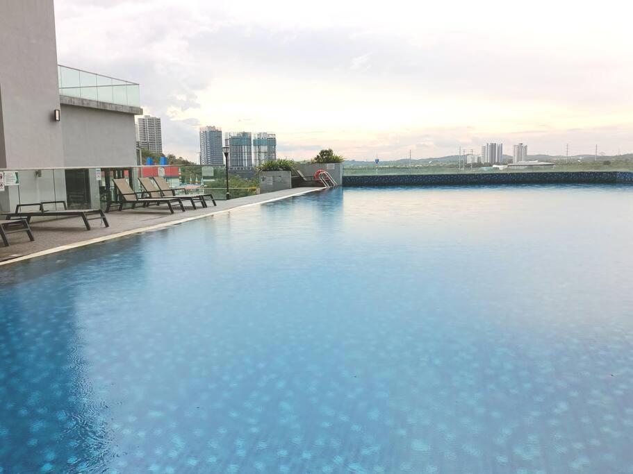 Suitetrails - D'Pristine 1BR walking to Legoland Netflix by STAY
