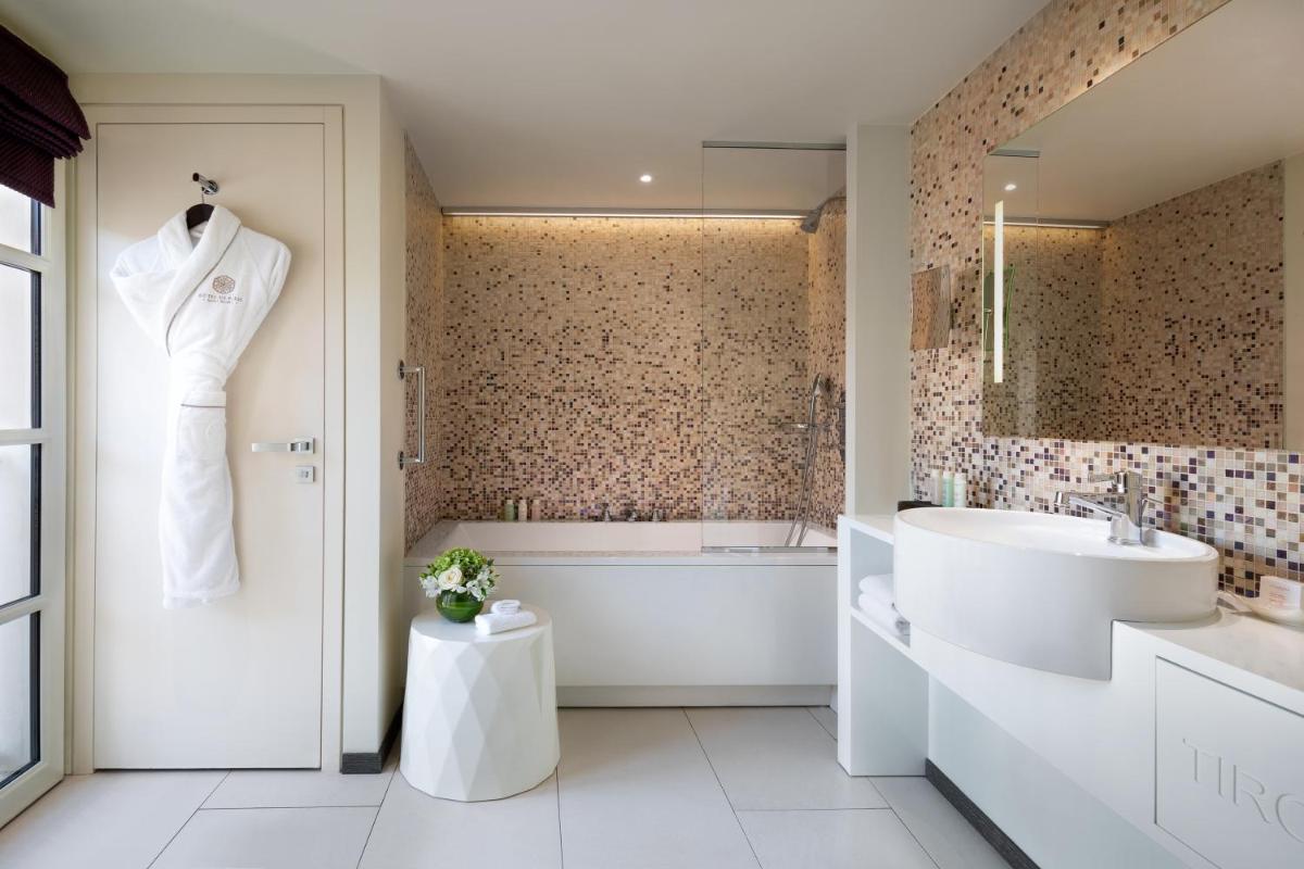 Salle de bains dans l'établissement Hôtel de Paris Saint-Tropez