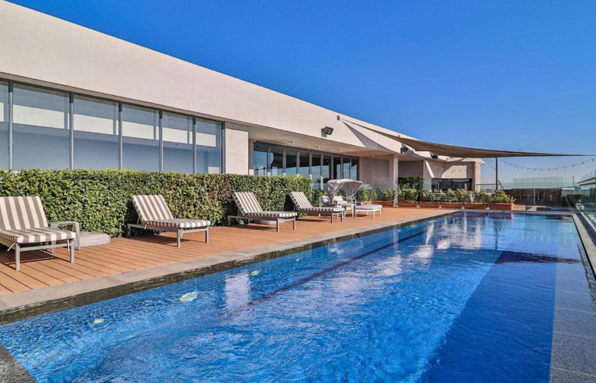 Suitetrails - Ace Location walk to Sun Arena & Menlyn CBD WiFi Self Catering
