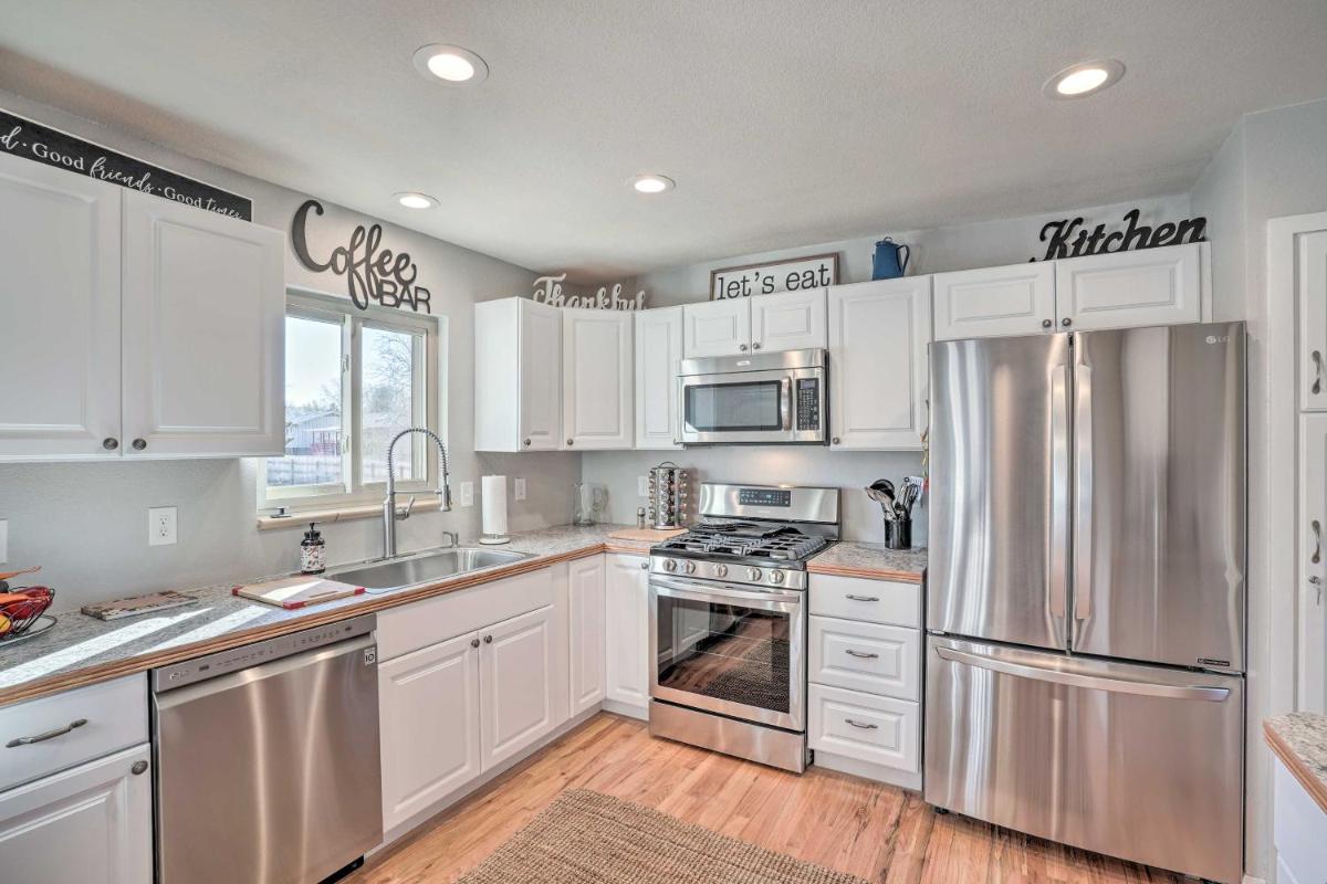 Colorado Springs Home with Stunning Mountain Views - Housity