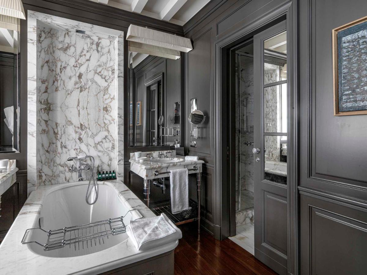 Salle de bains dans l'établissement MARQUIS Faubourg Saint-Honoré