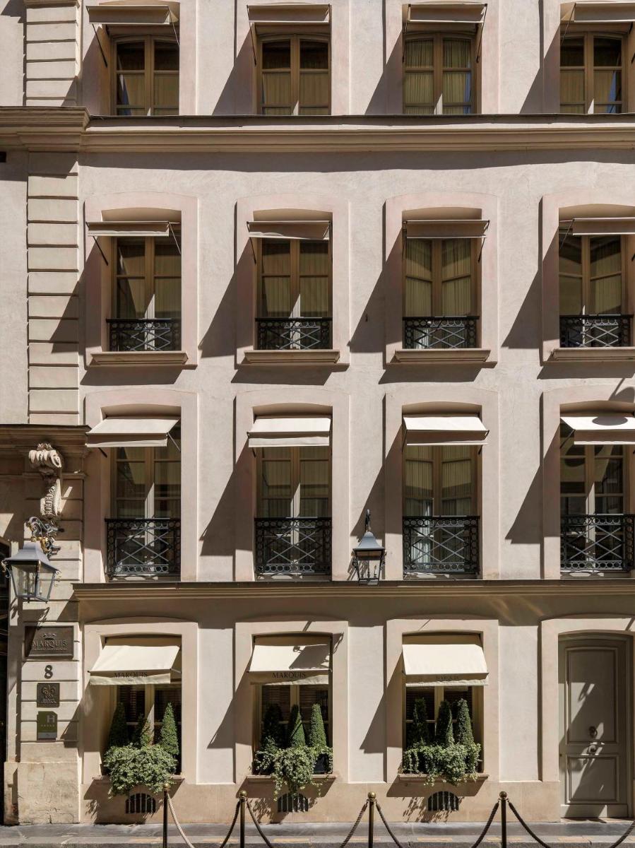 une façade de bâtiment avec fenêtres et plantes en pot dans l'établissement MARQUIS Faubourg Saint-Honoré, à Paris
