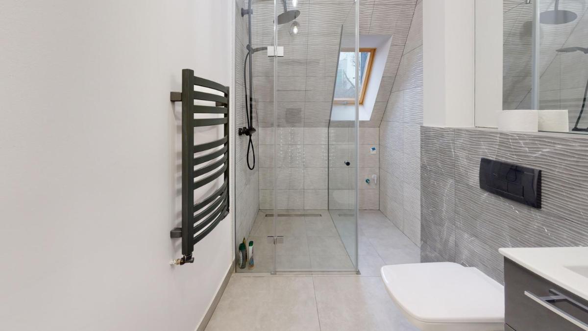 roomspoznan pl - Apartamenty i Pokoje Półwiejska 20 - 24h self check-in - Housity