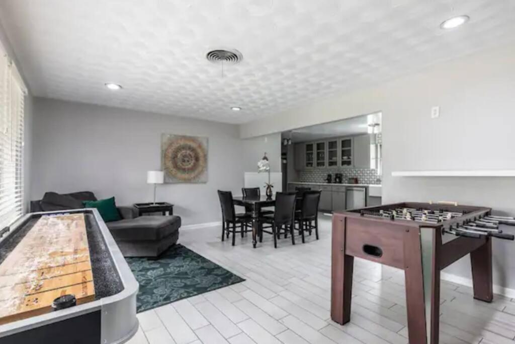 Convenient Home Near Airport - Housity