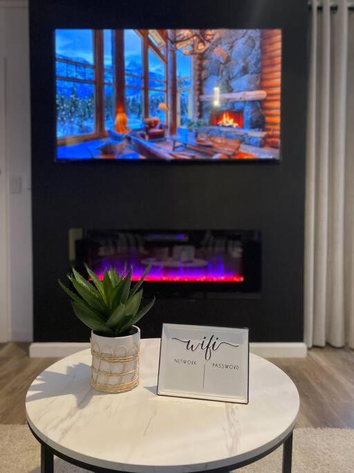 NEW! Cozy & Modern unit w Private HOT TUB & Backyard - Housity