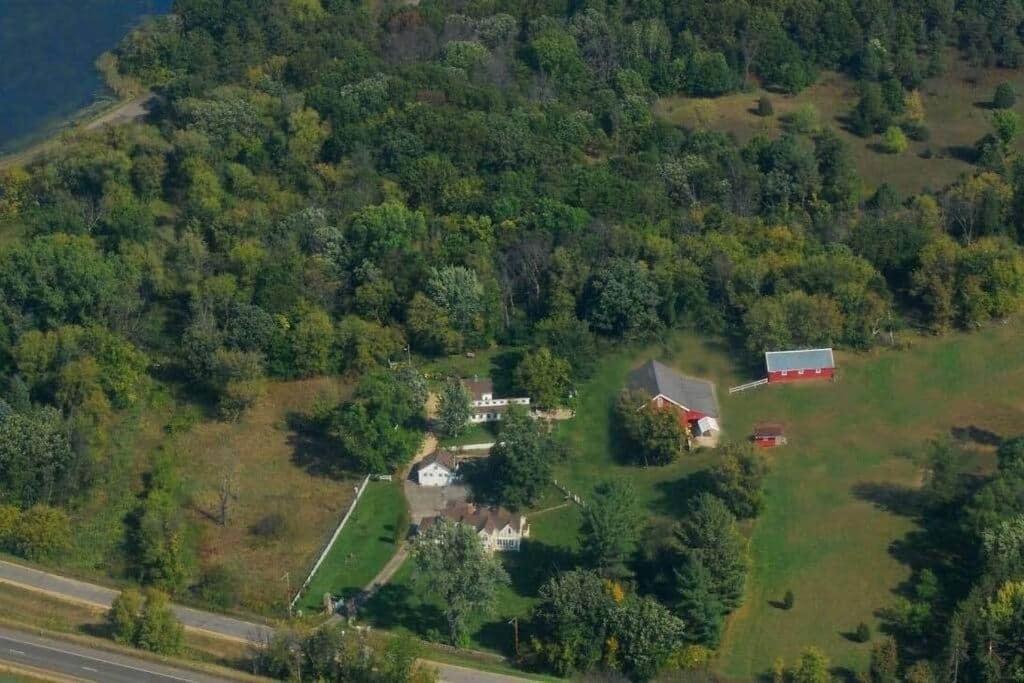 Treehouse Farm Lodging LLC - Housity