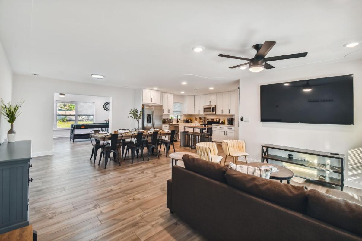 Plush sheets, Games!, Huge backyard, Massage Chair - Housity