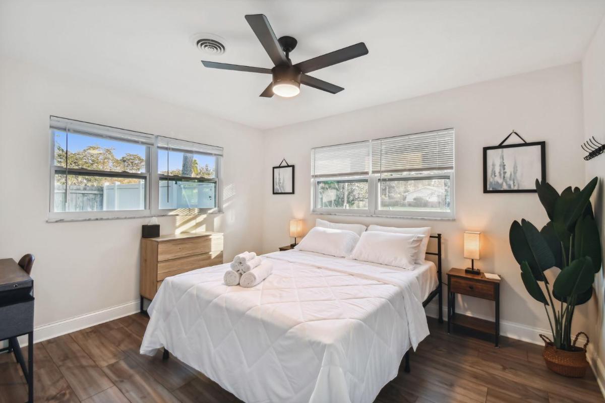 Plush sheets, Games!, Huge backyard, Massage Chair - Housity