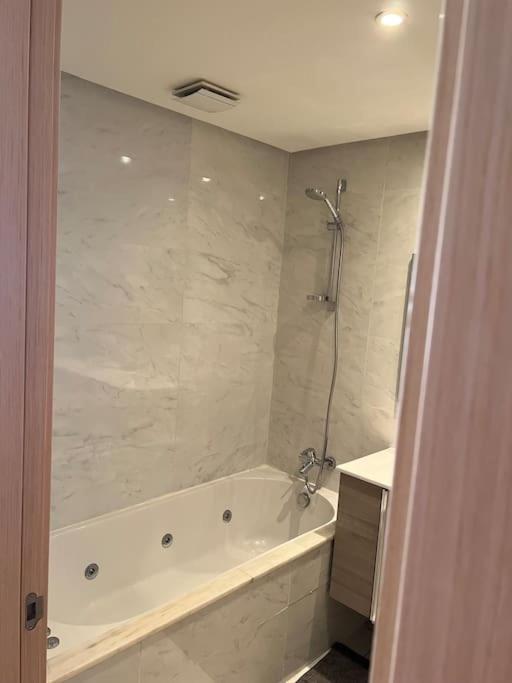Superbe appartement avec piscine - Housity
