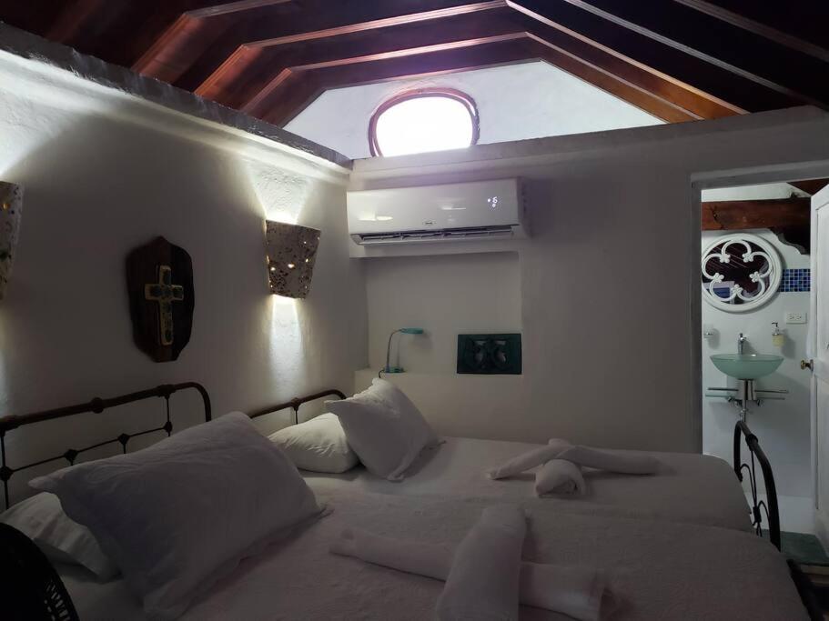 Suitetrails - Spacious apartment with balcony in Old Walled city of Cartagena. La Encantada