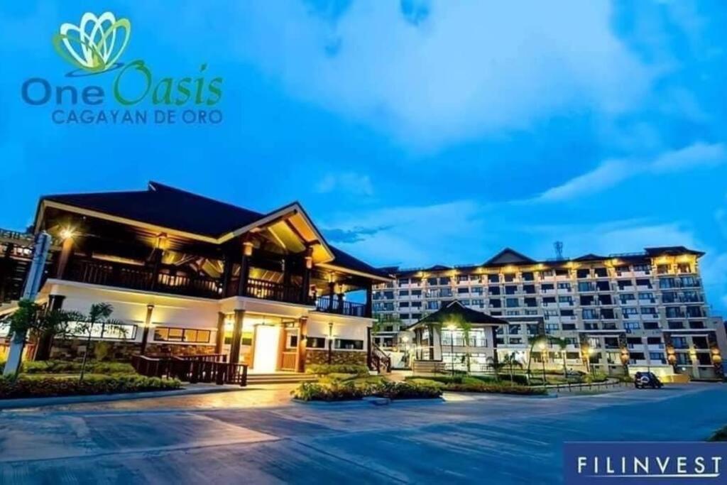Elle's Condo at One Oasis - Housity