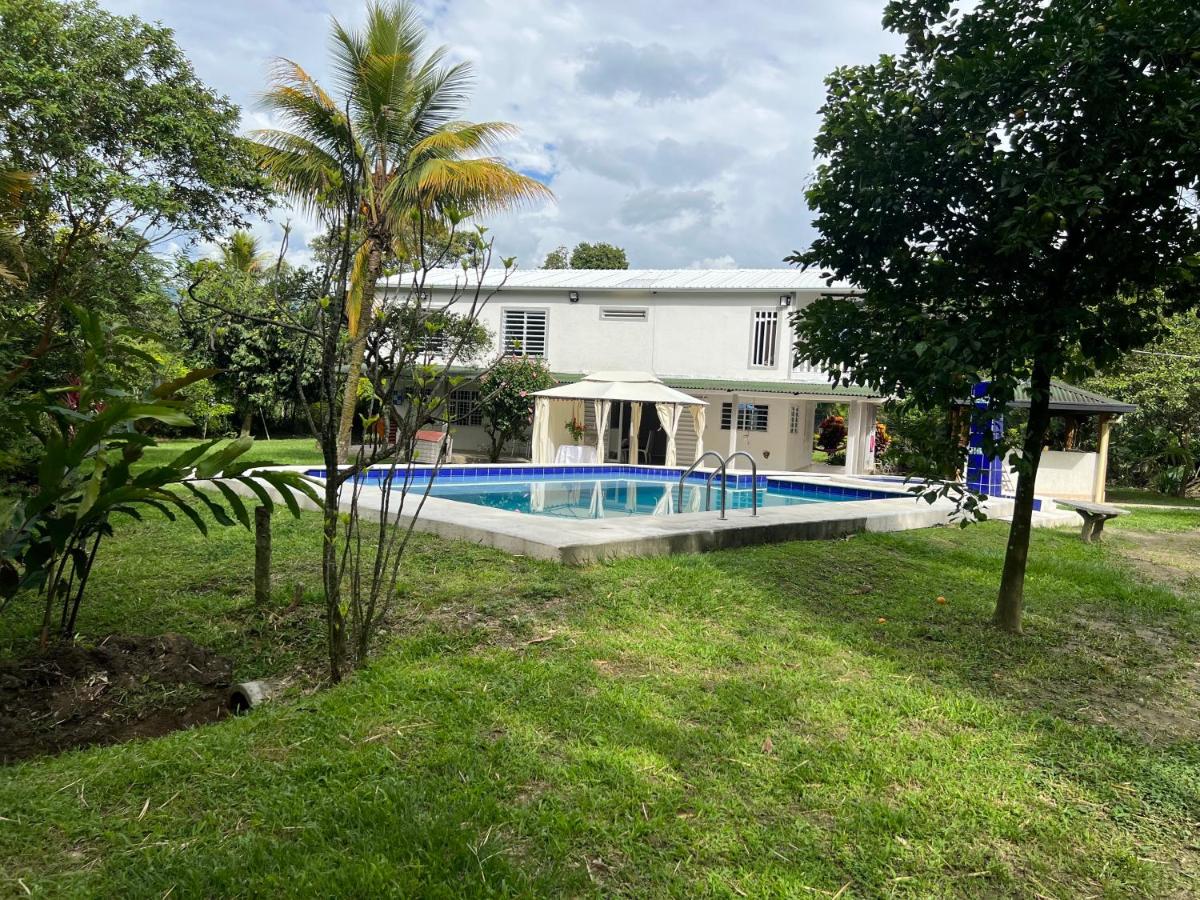 Casa campestre con piscina y jacuzzi cerca a Ginebra Valle del Cauca - Housity