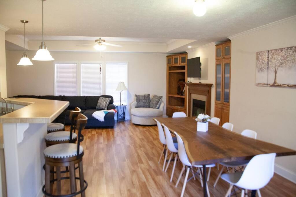 Home on 30 acres next to State Park - Housity