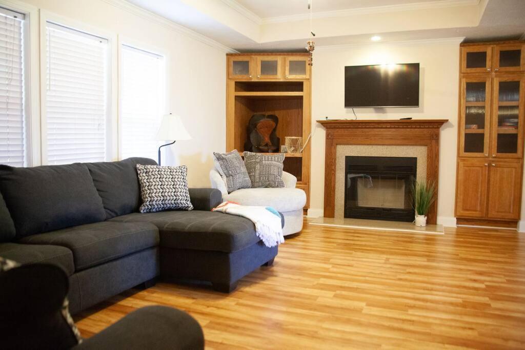 Home on 30 acres next to State Park - Housity