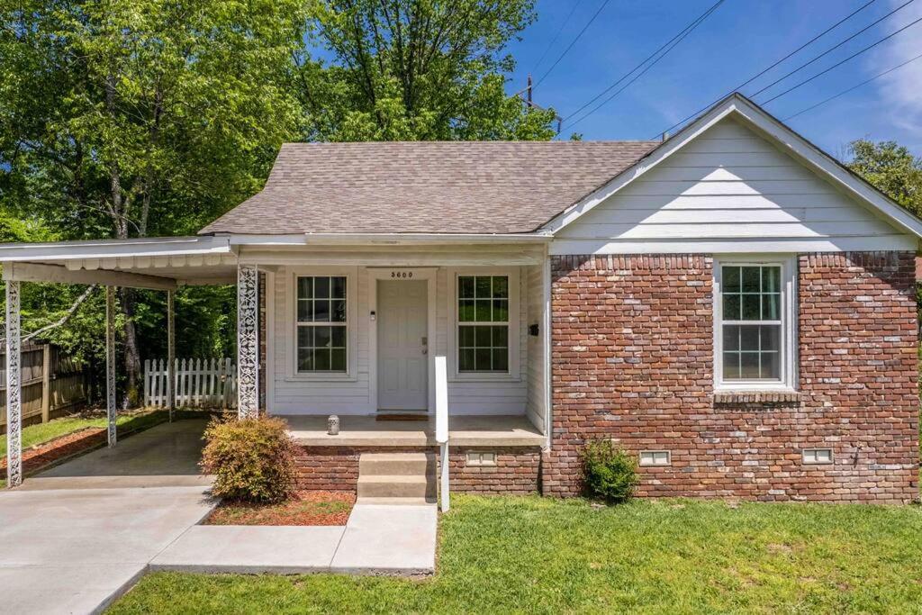 3 BR Hillcrest Home with Fully Fenced Backyard - Housity