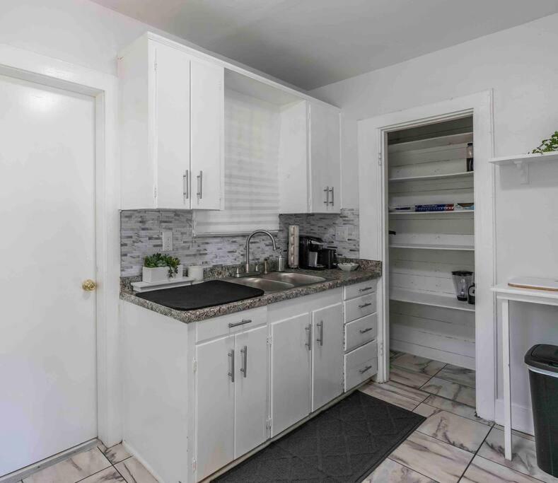 3 BR Hillcrest Home with Fully Fenced Backyard - Housity